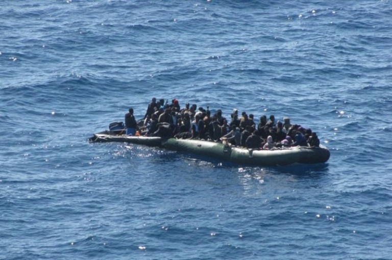 SOS da nave carica di migranti nel canale di Sicilia: “Stiamo affondando”