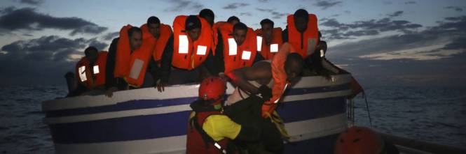 Gli operatori umanitari nella morsa delle manovre politiche e delle inchieste giudiziarie. Ma intanto chi risponde della sorte dei migranti riportati in Libia ?