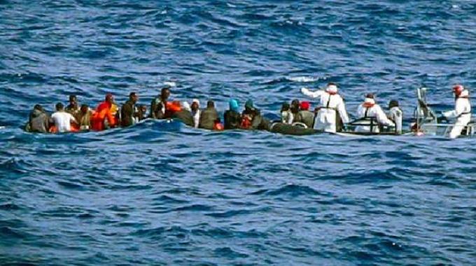 Gommone con a bordo migranti in difficoltà