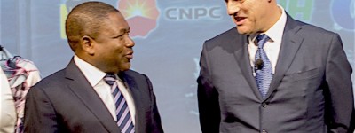 Da sin. il presidente mozambicano Filipe Nyusi e l'ad Eni Claudio Descalzi (courtesy Eni)