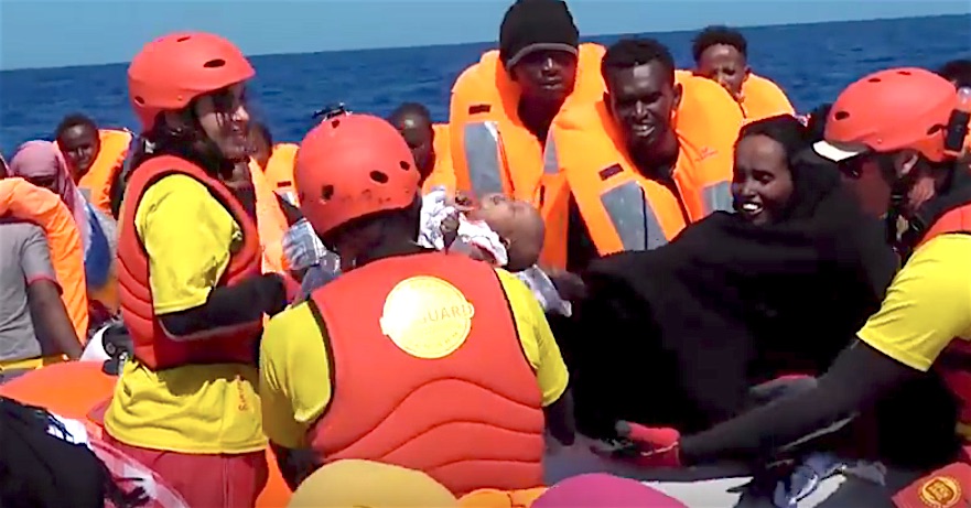 Salvataggio di migranti di Open Arms nel Mediterraneo (courtesy Proactiva OpenArms)