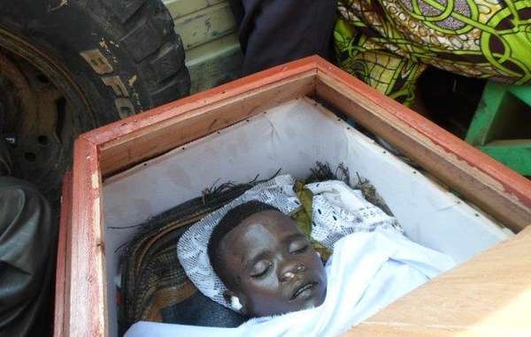 Mbone Christian Nakulire, pigmeo Barwa di 17 anni assassinato dai guardaparco finanziati da WCS e WWF (courtesy © Survival International)