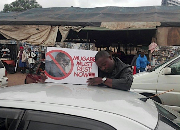 "Mugabe deve riposare ora!", si legge nel cartello