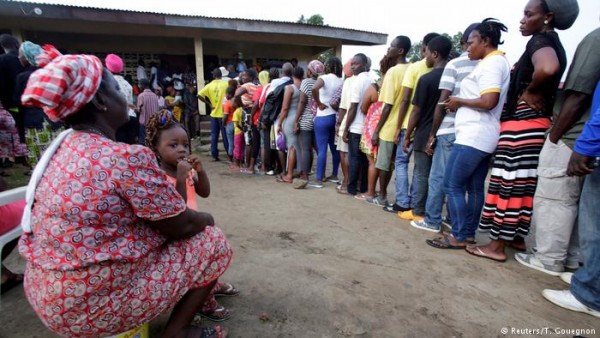cittadini in fila per il ballottaggio in Liberia