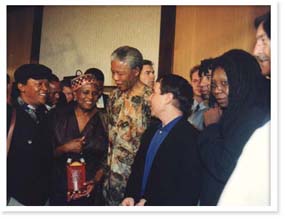 Da sinistra a destra Hugh Masekela, Miriam Makeba, Nelson Mandela, Paul Simon