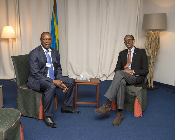 Alpha Condé, presidente della Guinea e a sinistra e Paul Kagame, presidente del Ruanda e nuovo leader dell'UA a destra