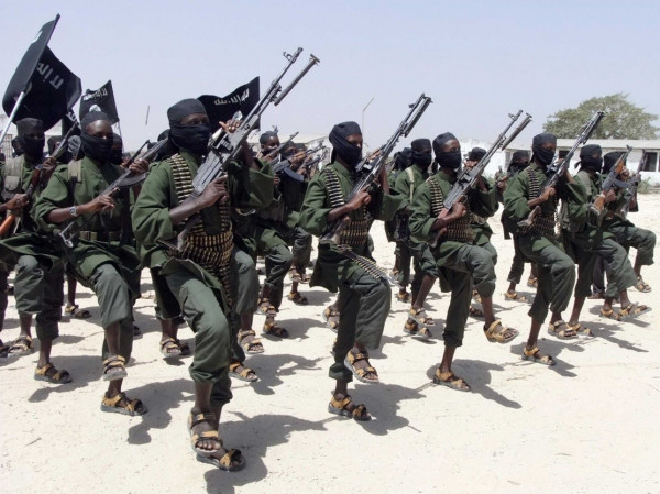 Guerriglieri di Al-Shabaab durante l’addestramento