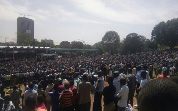 Folla in attesa di Raila Odinga all’Uhuru park di Naiorbi