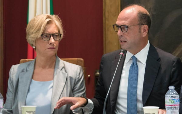 Il ministro della Difesa Roberta Pinotti e il ministro degli Affari Esteri Angelino Alfano