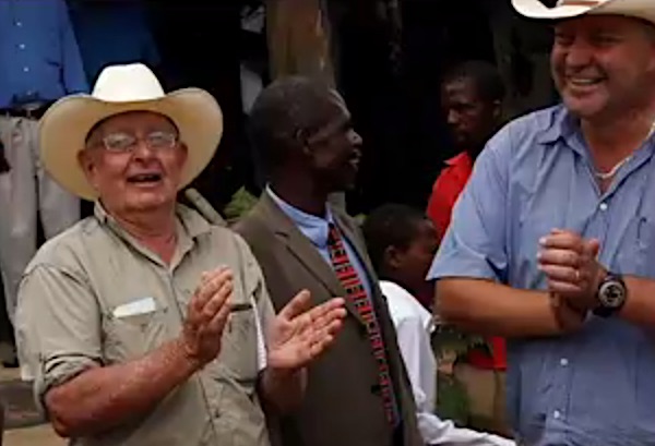 Farmer bianchi festeggiano lil ritorno nelle loro terre in Zimbabwe