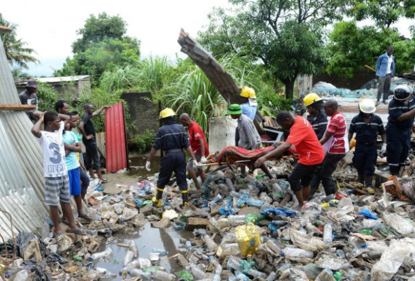 Soccorritori recuperano un ferito travolto dalle immondizie nella discarica crollata in Mozambico