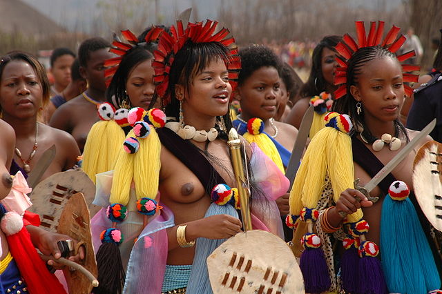 La principessa swazi Sikhanyiso Dlamini (al centro) durante da Reed Dance