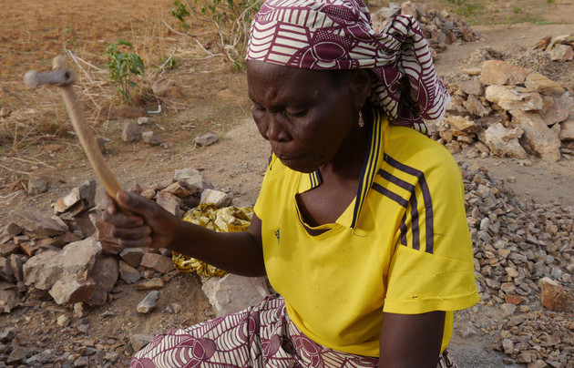 Vivere spaccando pietre: è la vita delle donne di Maroua in Camerun
