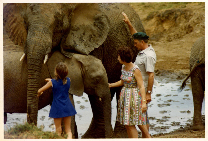 David Sheldrick, Daphne e la loro figlia Angela con elefanti orfani nel 1973. © The David Sheldrick Wildlife Trust