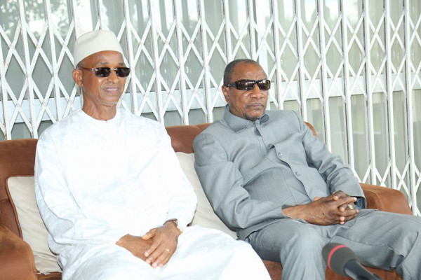 Cellou Dalein Diallo, leader dell'opposizione a sinistra e Alpha Kondé, presidente della Guinea, a destra