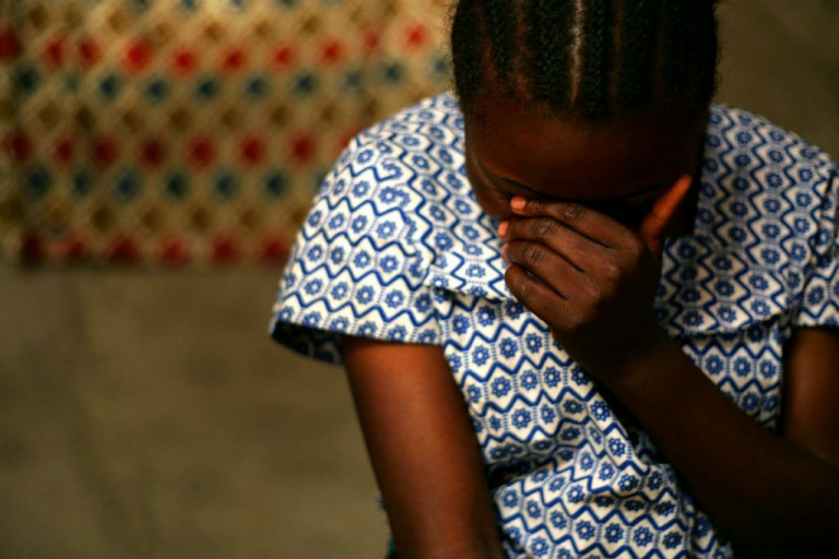 Kenya: papà sorpreso durante un rapporto incestuoso con la figlia sedicenne consenziente