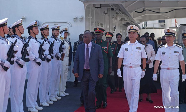 Il presidente tanzaniano Johon Magufuli, in visita a una nave ospedale della Marina Militare cinese 