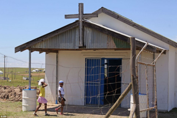 Chiesa evangelica in una zona rurale dell'Africa 