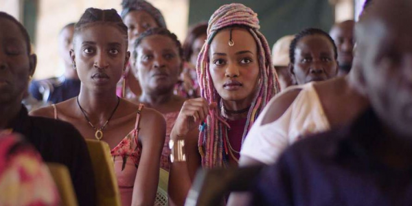 Le due protagoniste Ziki e Kena in una scena del film "Rafiki"