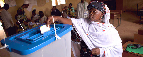 Donna maliana durante l'operazione di voto del 2013