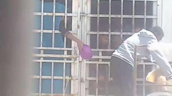 Un detenuto chiede che la sua ciotola venga riempita di cibo 