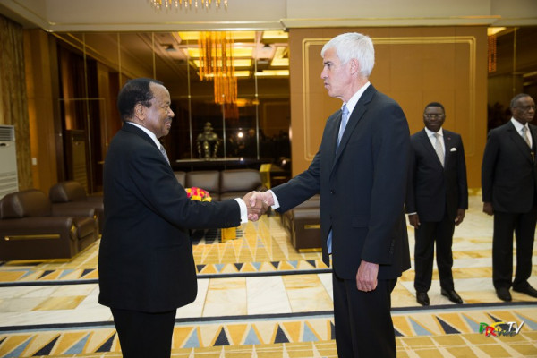 Paul Biya, presidente del Camerun e Peter Henry Barlerin, ambasciatore USA a Yaoundé