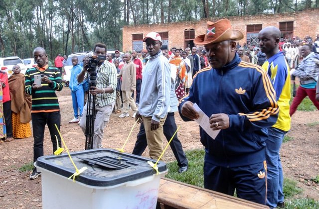 Pierre Nkurunziza, presidente del Burundi, durante l'operazione di voto 