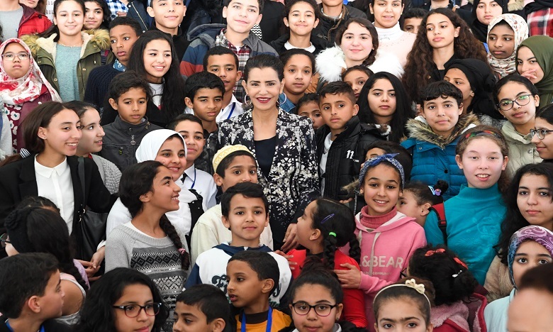 Ragazzi marocchini insieme alla principessa Lalla Meryem ad una manifestazione sui diritti dei bambini