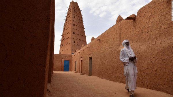 La Gran moschea di Agadez è un'attrazione turistica (anche se i turisti non ci sono quasi più). E' alta 27 metri ed è costruita in fango e mattoni