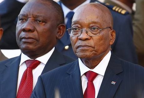 Il neo presidente sudafricano Cyril Ramaphosa (a sin.) e l'ex capo dello Stato Jacob Zuma