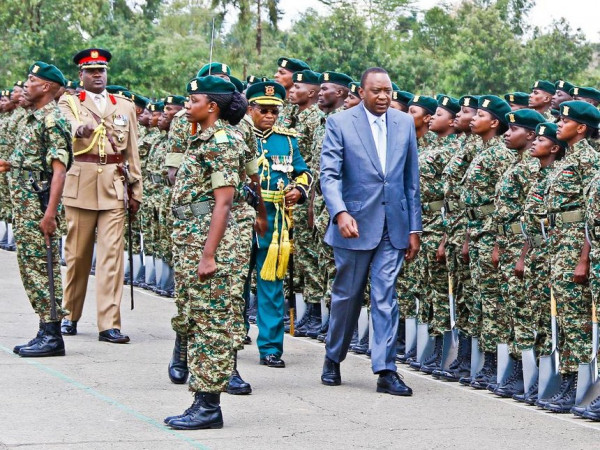 Il presidente Uhuru Kenyatta passa in rivista le forze del National Youth Service