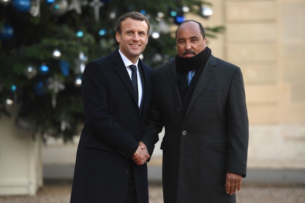 Emmanuel Macron, presidente francese a sinistra e Mohamed Ould Abdel Aziz, presidente della Mauritania, a destra