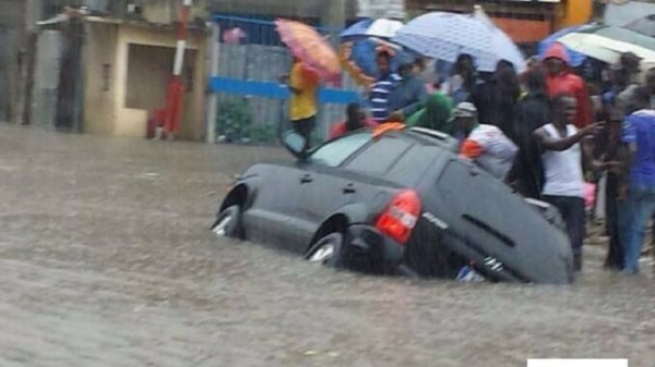 Inondazioni ad Abidjan, la capitale commerciale della Costa d'Avorio