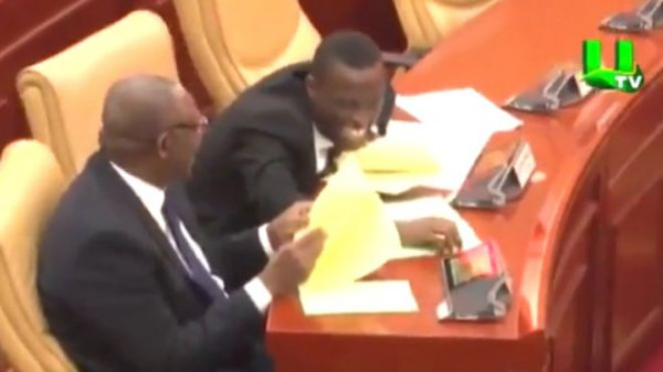 Risata dei parlamentari ghanesi in aula