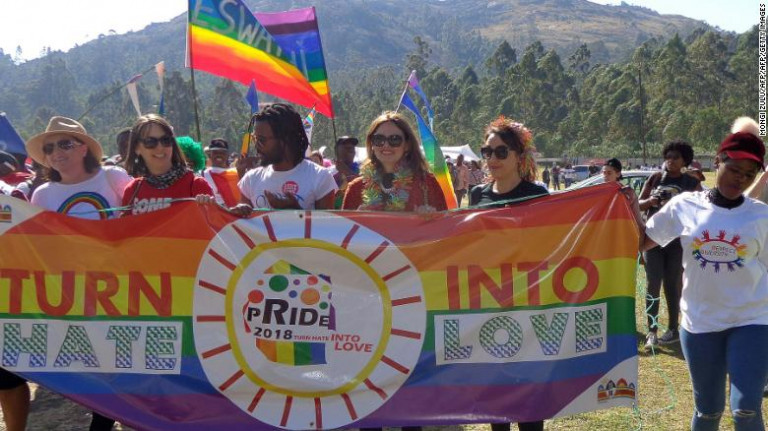 “Turn hate into love”: anche in eSwatini (l’ex Swaziland) tra feste e balli irrompe il gaypride