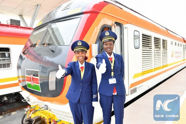 Le due macchiniste keniane Alice Gitau (sinistra) e Concilia Owire che hanno condotto il treno nel viaggio inaugurale