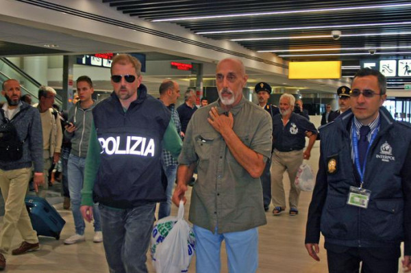 Fulvio Leone è preso in custodia dalla polizia italiana al suo arrivo a Roma-Fiumicino