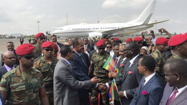 Isaias Afeworki al suo arrivo all'aeroporto di Addis Ababa, la capitale etiopica