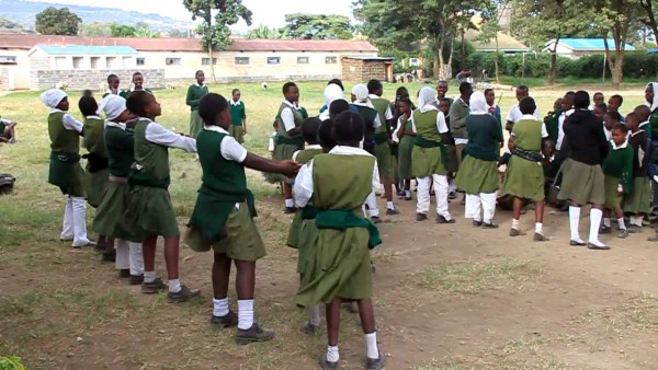 Giovani allieve a una lezione di danza in una scuola primaria di Nakuru