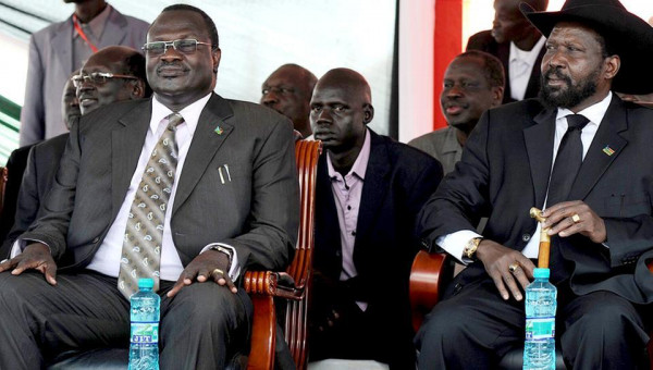 Il presidente Salva Kiir (a destra) e il suo ex vice Riek Machar, oggi rivale