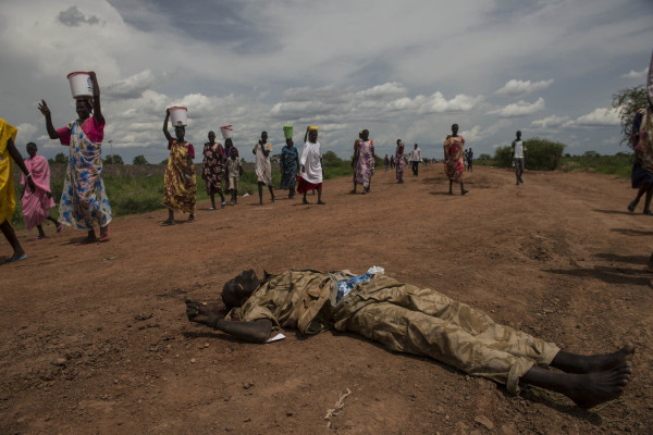 Un'atroce immagine della guerra in Sud Sudan: l'indifferenza di fronte alla morte