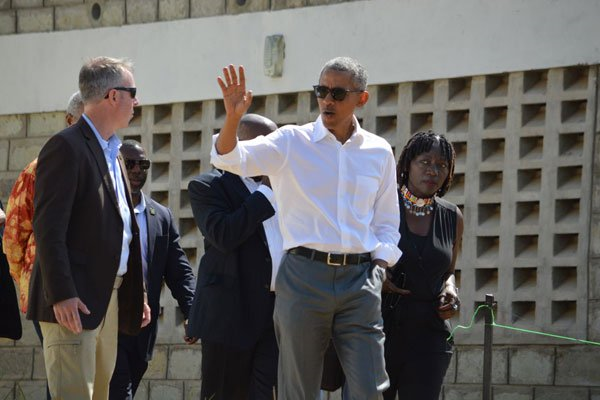 Barack Obama con la sorella Auma visita il centro si solidarietà da lei gestito