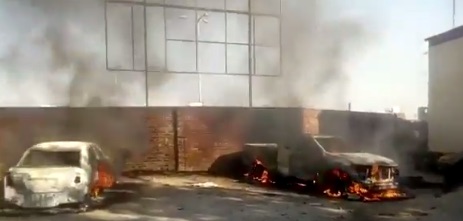 Auto in fiamme durante i disordini ad Harare