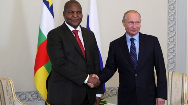 Faustin Archange Touadera, presidente del Centrafrica, a sinistra e Vladimir Putin, presidente della Russia, a destra