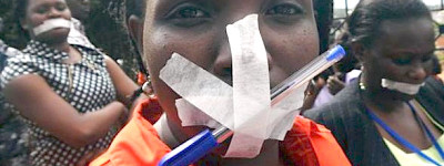 Protesta dei giornalisti mozambicani davanti al bavaglio economico