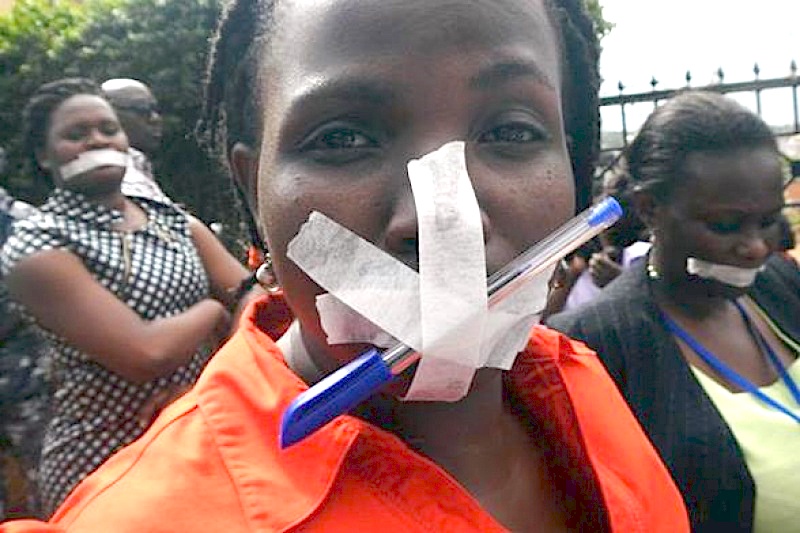 Protesta dei giornalisti mozambicani davanti al bavaglio economico