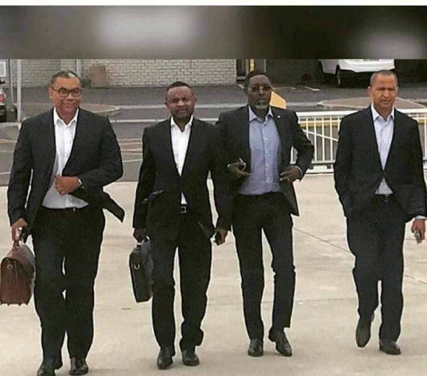 Parte della delegazione che doveva arrivare a Lubumbashi. Si riconosce Moise Katumbi, ultimo a destra, e Olivier Kamitatu, ex presidente del parlamento congolese, primo a sinistra 
