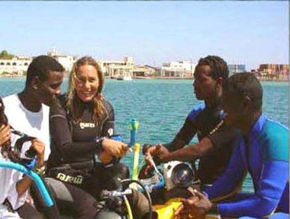 Dania e i ragazzi eritrei dell'Istituto oceanografico di Massawa durante un'escursione in mare