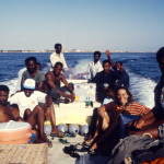 Petros Solomon (cappello biancocon un gruppo di lavoratori del settore pesca