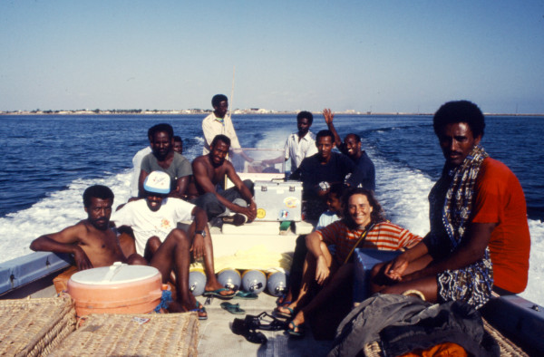 Dania Avallone e i ragazzi dell'istituto oceanografico di Massawa. Accucciato con il cappellino, Petros Solomon